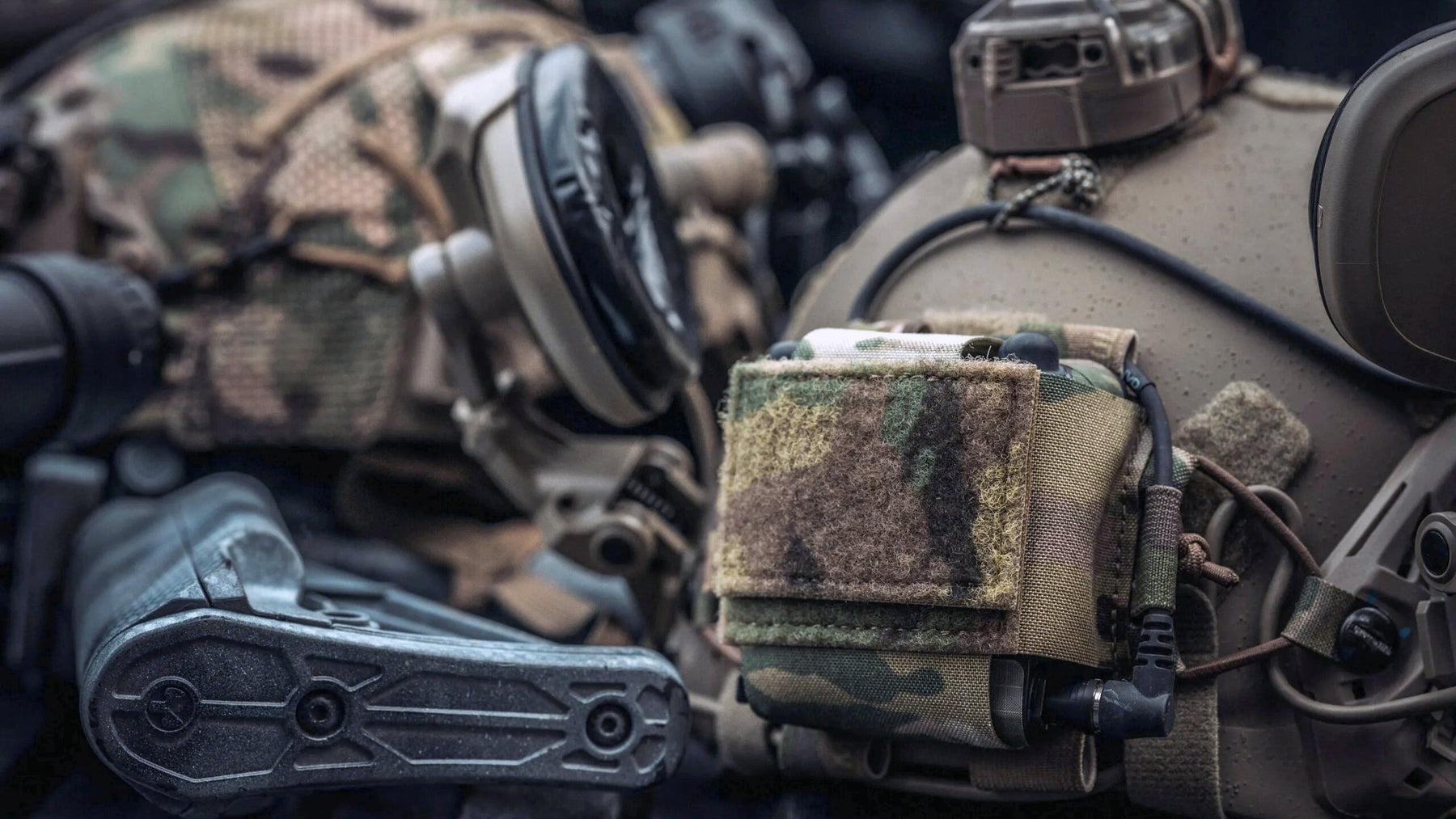 helmet counterweight pouch with nvg battery packs