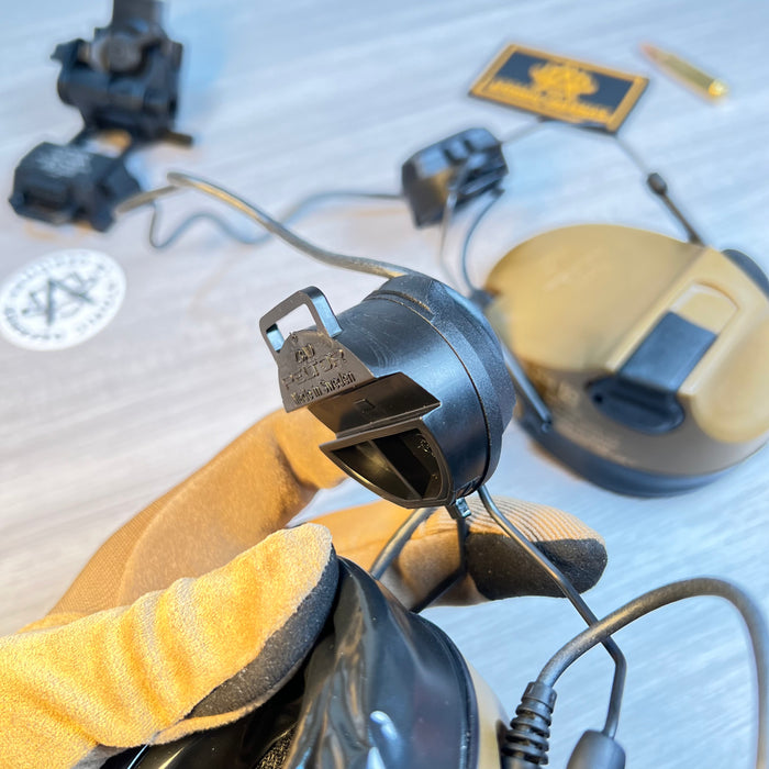 closer angled view of the 3M PELTOR P3ADG47-F SV/2 ARC rail attachment