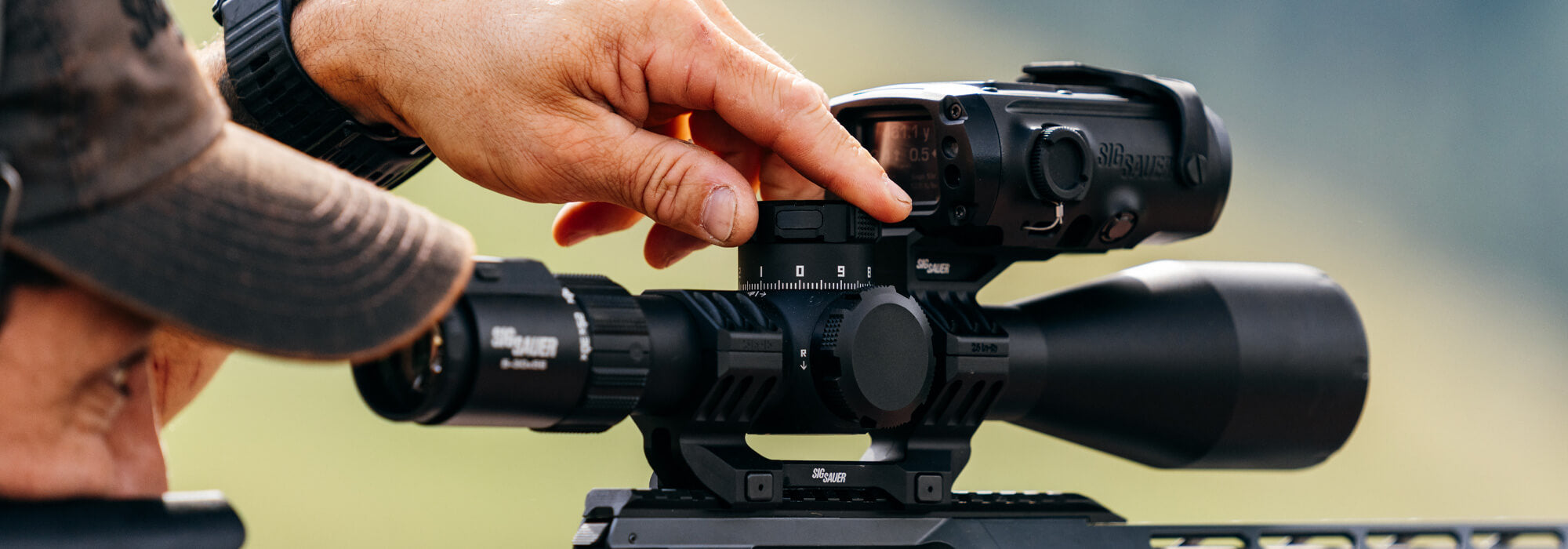 A hunter using the Sig KILO 6K warp mounted on the sig LPVO weapon scope