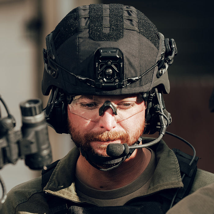 an-operative-wearing-black-mid-full-cut-hellbender-te-helmet-with-comm-gear
