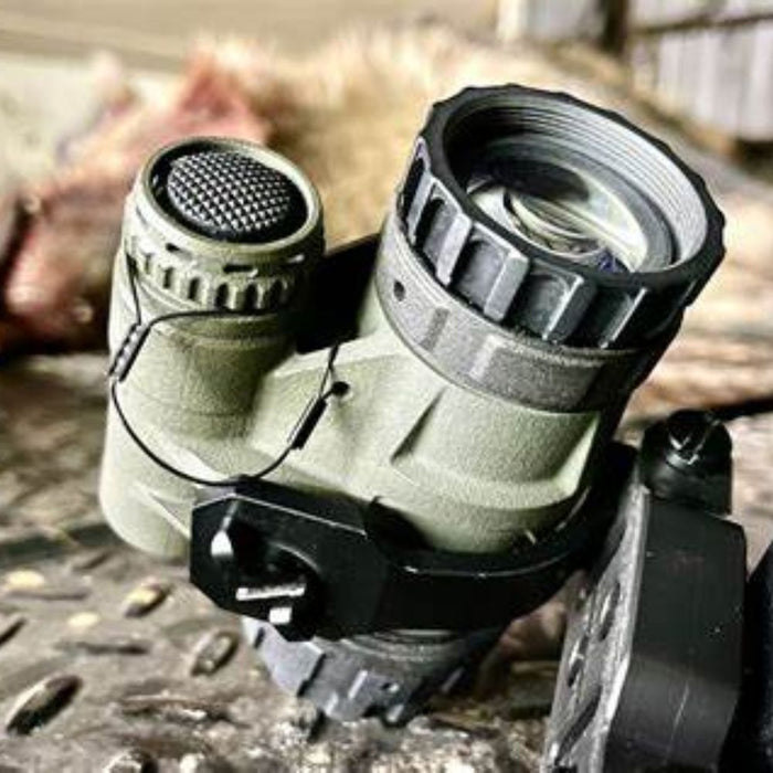 A detailed macro shot showcases the rear of the tanto housing in a rugged OD green Cerakote finish, focusing on the precision diopter adjustment lens and the integrated push-button battery cap designed for streamlined operation.