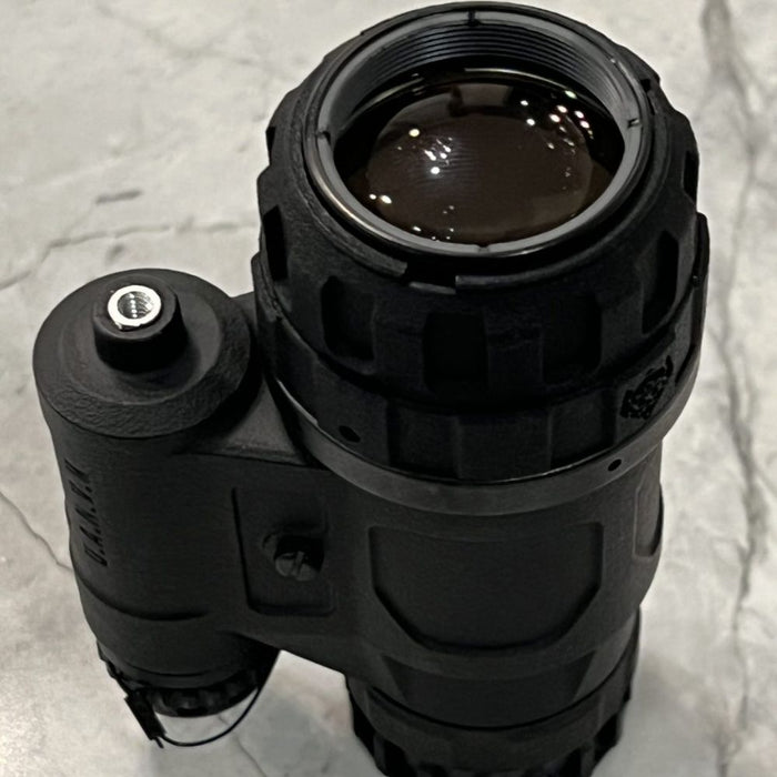 This macro photography shot provides a detailed view of the rear eyepieces on the uanvm tanto, focusing on the precision-engineered diopter lenses and the textured adjustment rings used for fine-tuning visual clarity.