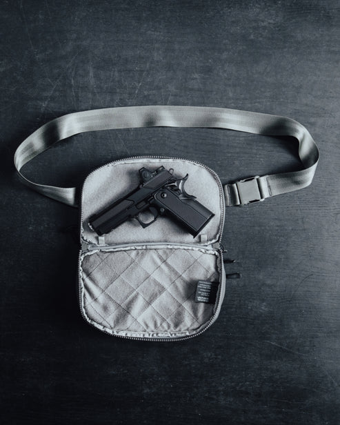 the image shows us this fade flex micro in the color variant steel and is opened with a pistol placed right on it to showcase how a compact pistol fits right inside the product.