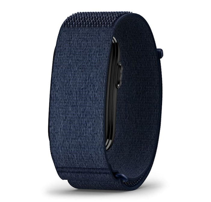 the garmin cirqa smart band on a front view of the screenless band and in the variant captain blue